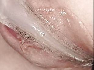 Clitoris (bagian atas vagina paling sensitif), Besar (Huge), Vagina (Pussy), Muncrat, Sudut pandang, Celana dalam wanita, Cantik (Pretty), Seorang diri, Jarak dekat, Basah