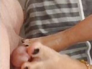 Footjob como le gusta jugar con la leche en sus pies