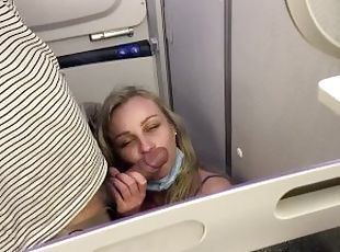 Dans l’avion, je suis mon mari au WC pour me faire baiser et remplir la bouche avant le décollage