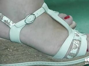 candid stepmom feet in wedgies heels, milf feet