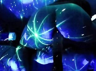 Gode tres long comme un sabre dans le cul avec un lumiere mapping club disco