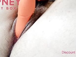 Nicoletta tries JOI from the Honeyplaybox and has a truly wonderful orgasm with this new vibrator