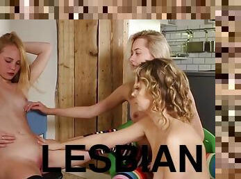 rusia, lesbian-lesbian, remaja, berciuman, lucu, fetish-benda-yang-dapat-meningkatkan-gairah-sex