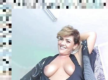 Sexy cougar babe masturbate on web cam