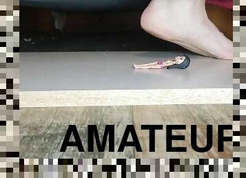 GIANTESS AND SHRINK FOOT SLAVE