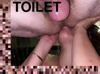 kencing, amatir, blowjob-seks-dengan-mengisap-penis, jenis-pornografi-milf, deepthroat-penis-masuk-ke-tenggorokan, pasangan, sudut-pandang, teransang, toilet, seks-oral-anal