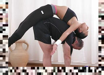 Flexible babe Anna Rose fucks hung Yoga Instructor