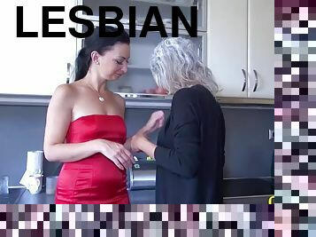 זקן, סטראפ-און, סבתא-לה, לסבית-lesbian, אמא-שאני-רוצה-לזיין, צעצוע, צעירה-18, דילדו, יותר-זקן, זקן-וצעיר