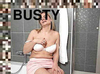 baignade, gros-nichons, masturbation, milf, maman, blonde, gros-seins, douche, taquinerie