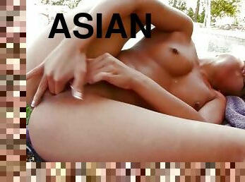 asiatique, masturbation, nudiste, orgasme, en-plein-air, doigtage, piscine, incroyable, solo, exotique
