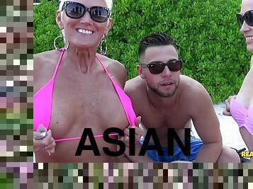 asian, menghisap-zakar, muka, rambut-kuning, bikini, hotel