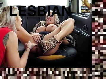 payudara-besar, lesbian-lesbian, gambarvideo-porno-secara-eksplisit-dan-intens, mobil, berciuman, berambut-pirang