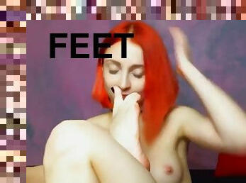 Redhead suck her own toes