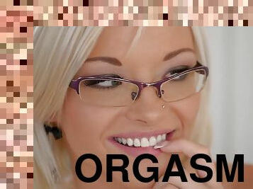 masturbatsioon, orgasm, tussu, beibed, sõrmekas, strippimine, räpane, esimene-kord, kolledž, blond