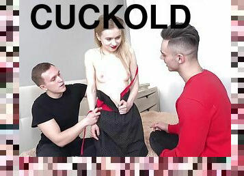 Cuckold guy watching his gf get creampied