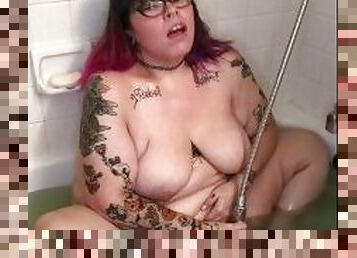 baden, masturbieren, orgamus, dilettant, latina, fett-mutti, chubby, dusche, allein, tattoo