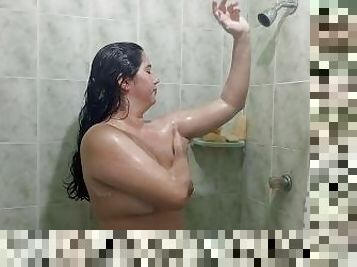 linda mujer es grabada mientras se baña