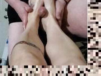 amateur, ejaculation-sur-le-corps, milf, pieds, point-de-vue, fétiche, branlette-avec-les-pieds, réalité, tatouage, bite