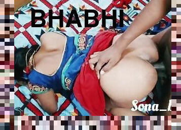 Sona Bhabhi ki Mast Chudai Sexy Saree Me Saree Utha Ke Bhabi Ki Tight Gaand Me Mota Lund Ghusa Diya.