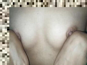 Chica con las tetas pequeñas pero picos grandes