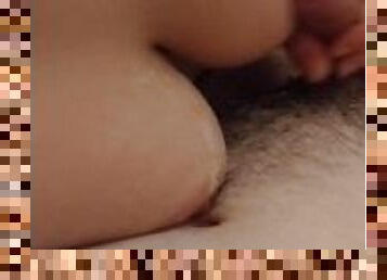 gros-nichons, maison, branlette, couple, point-de-vue, ejaculation, seins, petit-ami, taquinerie