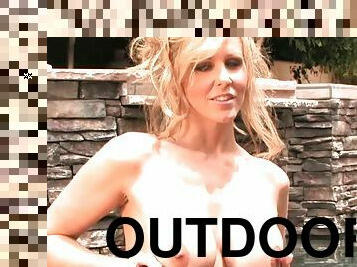 Outdoor solo with top milf Julia Ann