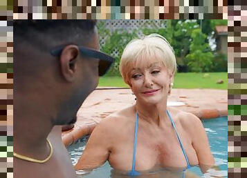 tetas-grandes, coño-pussy, mamada, abuelita, interracial, madurita-caliente, hardcore, negra, piscina, tetas