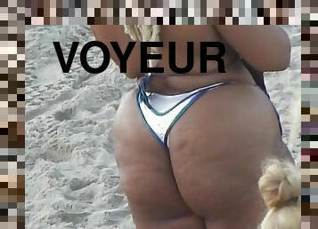 Enormous huge ass cheeks voyeur video