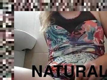 Solitaria de tetas naturales probando sus juguetes sexuales