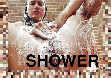 Caliente latina se masturba en la ducha con mucho jabon en su cuerpo y su gran pussy