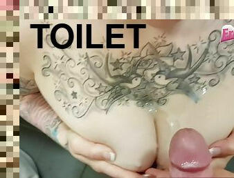 Deutsches Normales Deutsches Madchen Lutscht Schwanz Auf Toilette