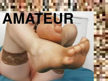 amateur, ejaculation-sur-le-corps, milf, pieds, bas, point-de-vue, résille, fétiche, branlette-avec-les-pieds, brunette