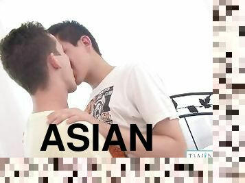 asiatique, anal, fellation, ejaculation-sur-le-corps, énorme-bite, gay, branlette, couple, baisers, coquine