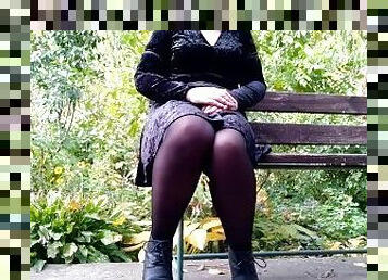 cul, en-plein-air, collants, pisser, public, russe, amateur, milf, belle-femme-ronde, joufflue