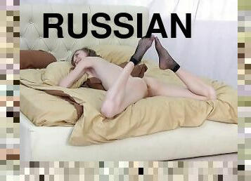 russo, adolescente, sozinho, fléxível, posando, tetas-pequenas