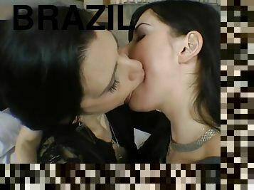 latina, brasil, beijando