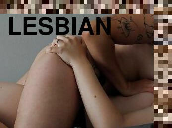 cul, gros-nichons, lesbienne, ados, baisers, seins, bout-a-bout, brunette, tatouage