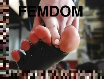 amateur, esclave, pieds, latex, branlette-avec-les-pieds, blanc, domination, femme-dominatrice, caoutchouc, orteils