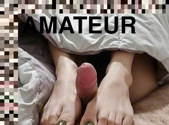 masturbation, amateur, ejaculation-sur-le-corps, branlette, pieds, secousses, ejaculation, fétiche, magnifique, branlette-avec-les-pieds