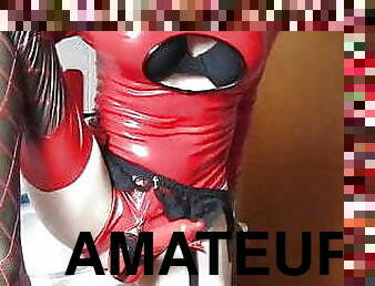 roter Latex Body, Mantel, Stiefel und Gasmaske