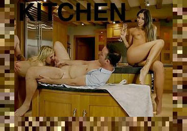 swingers, sexo-em-grupo, cozinha, piscina