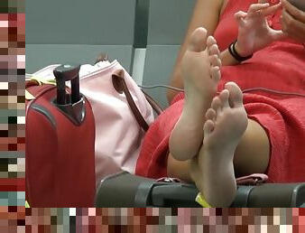 Italian girl reveals soles and perfect pink toes in airport!