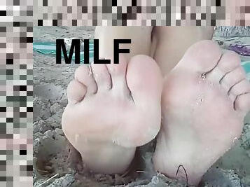 en-plein-air, mature, milf, plage, pieds, fétiche, taquinerie