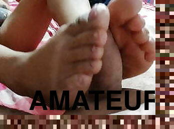 amateur, ejaculation-sur-le-corps, latina, humiliation, branlette-avec-les-pieds