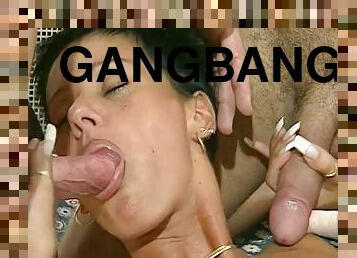 Gangbang Linda Braucht Ne Feuchte Pussy