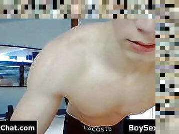 Muscle boy masturbates live