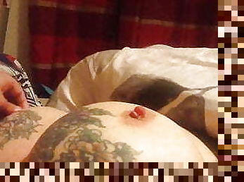 gros-nichons, masturbation, mamelons, doigtage, ejaculation, pute, britannique, tatouage, en-lactation, seins-flasques