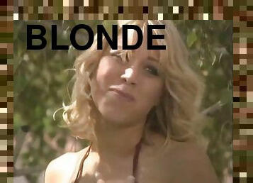 blond, suttende