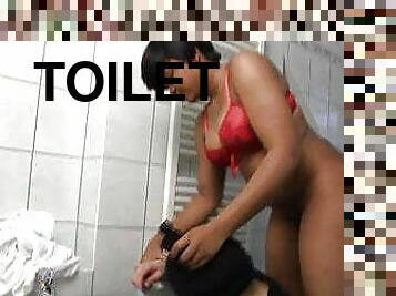 slave maskjoe have to clean the toilet of his ebony goddess