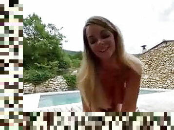 Baise et perversion devant la piscine